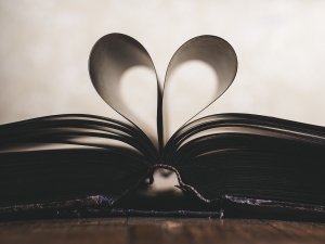 Pagine di un libro che formano un cuore