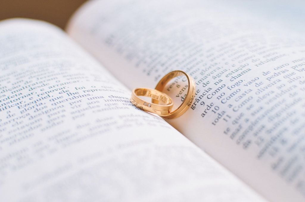 Due anelli che uniscono due vite. Il matrimonio è una scelta per la vita e scrivere le promesse di matrimonio non è semplice come sembra. Scrivile con le mie indicazioni!